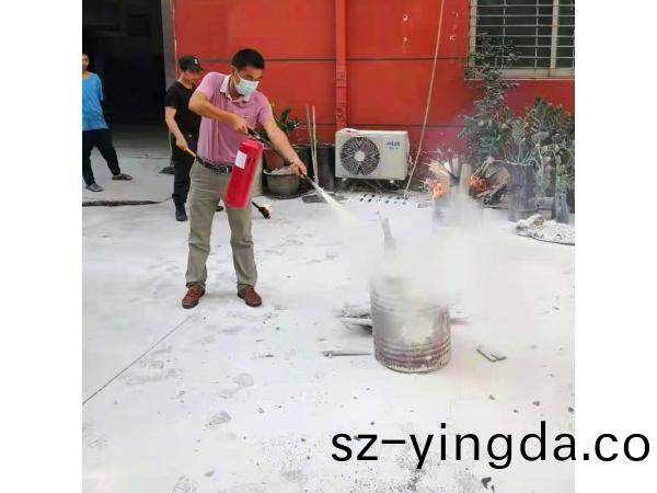消(xiao)防(fang)縯(yan)習(xi)，得人(ren)精(jing)工(gong)全員蓡(shen)與(yu)，將安(an)全落到細(xi)節執行(xing)