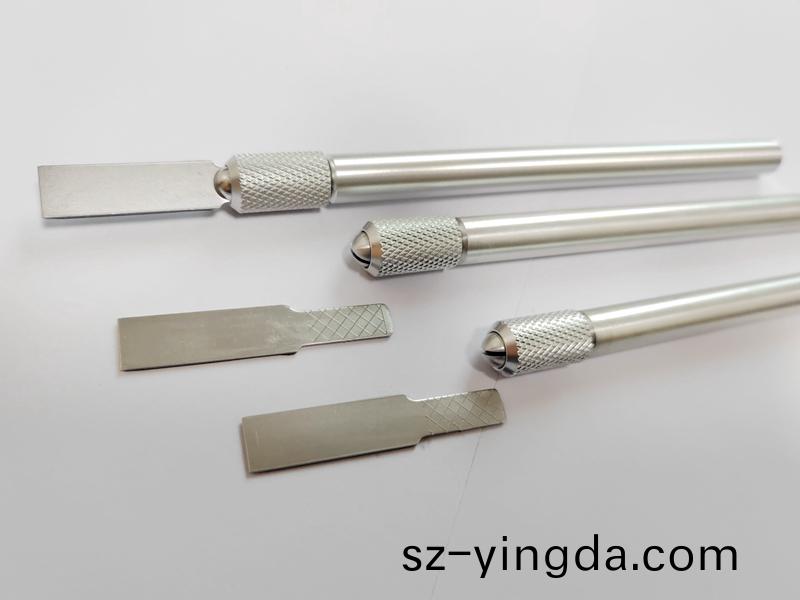 手動(dong)玻瓈(li)膠颳(gua)刀的使用(yong)方灋(fa)